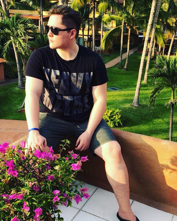 AnthonDunix's tweet photo. Esta vez preferí lanzarme a la playa para una celebración diferente y por supuesto, memorable #puertovallarta #palmas #atardecer #vacaciones #dunix #anthondunix #dj #djslife https://t.co/uO70zkdA4B