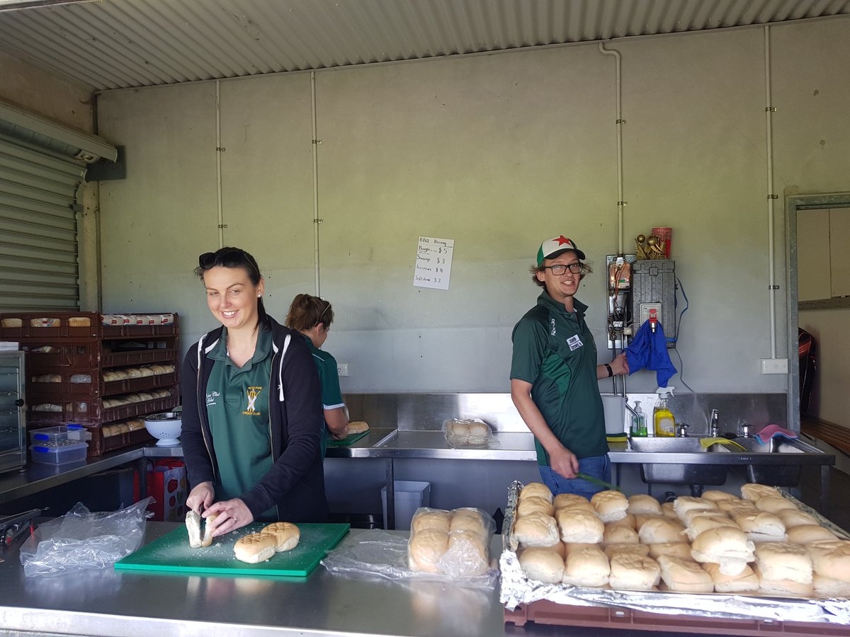 Our friendly club volunteers have got the bar ready, and the BBQ is about to fire up! First game between <a href="/TheBarmyArmy/">England's Barmy Army 🏴󠁧󠁢󠁥󠁮󠁧󠁿🎺</a> and Middle Park at 12pm, Fanatics match at 3pm.
Oval 20 Albert Park. #Ashes