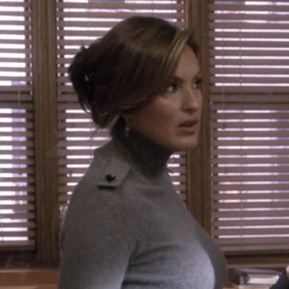 winonaddict's tweet photo. Olivia Benson with her hair in a bun rt if u agree https://t.co/M8eQTcqSfW