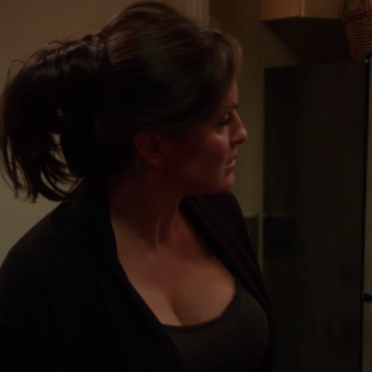 winonaddict's tweet photo. Olivia Benson with her hair in a bun rt if u agree https://t.co/M8eQTcqSfW