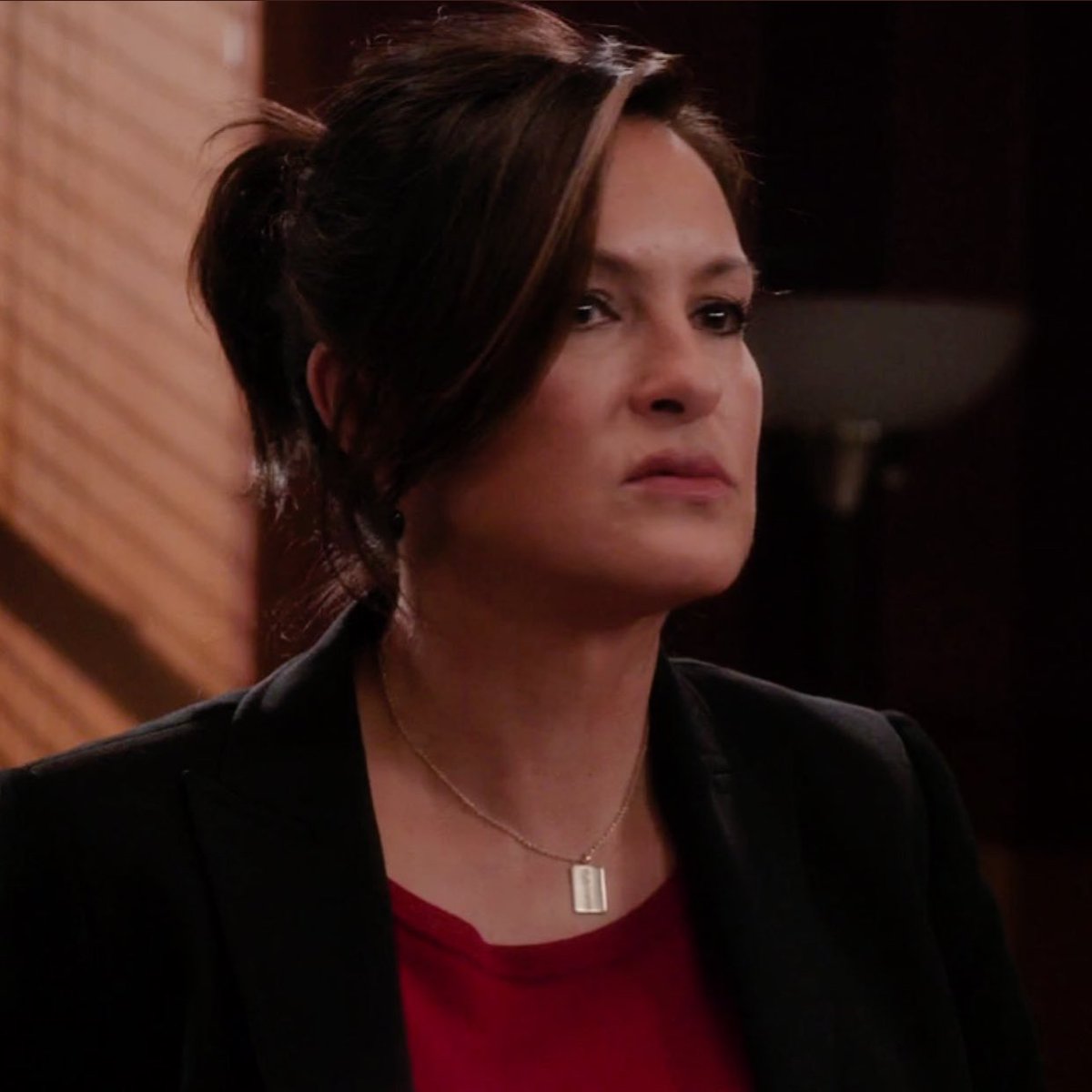 winonaddict's tweet photo. Olivia Benson with her hair in a bun rt if u agree https://t.co/M8eQTcqSfW