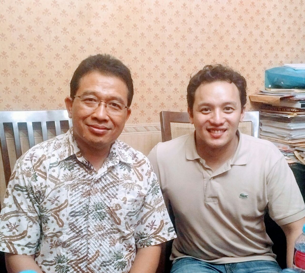 Berfoto bersama tokoh muda yang masih memiliki darah Bojonegoro, cucu dari R. Soemantri Bupati Bojonegoro ke-21 (1916-1936)