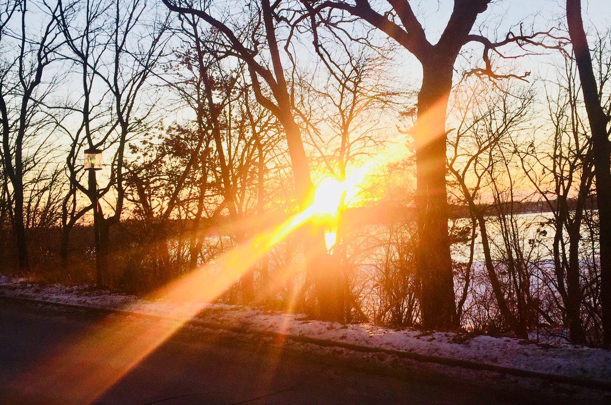 R_T_Rybak's tweet photo. OK it’s cold...but the sunsets!! https://t.co/tu4HmnEUle