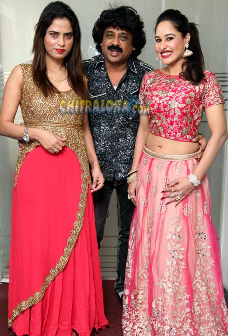 chitraloka's tweet photo. Actress Sheena Rao - #UmeshBanakar - #Samitha Image from December16th Movie
https://t.co/9RnAFOT3Iv
#Chitraloka #PhotoOfTheDay https://t.co/GPI2GxyU8O