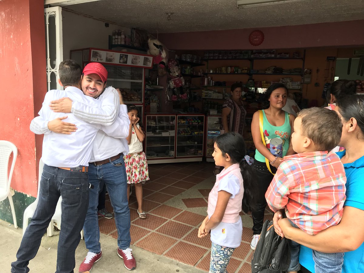 idacocundinama's tweet photo. Un día de trabajo al lado de nuestros líderes comunales del corregimiento de #Pasuncha en el municipio de #Pacho, quienes con amor y cariño embellecieron sus vías terciarias. https://t.co/zM2MGJGvnB