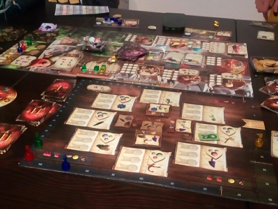 irazall's tweet photo. Wie lang doch manchmal so eine Runde #DieAlchemisten dauern kann. Und heute wurde zum ersten Mal eine Theorie erfolgreich widerlegt ;) Schönes Spiel und verdient die Essener Feder gewonnen! #Spieleabend https://t.co/tDediy9uvY