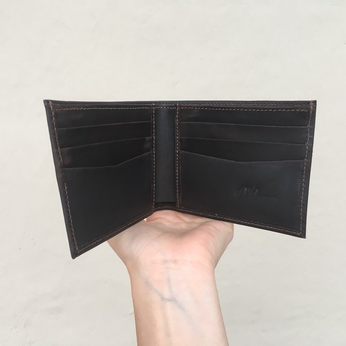 dcueroshoes's tweet photo. Combina tus zapatos con una billetera del mismo color!
.
.
.
#dcuero #leatherwallets #menswallets #walletsformen #customwallets #handmadewallets #leather #menswear #mensweardaily #madewithlove #ecuador #Cuenca #hechoenecuador https://t.co/eA1Peb5ohu