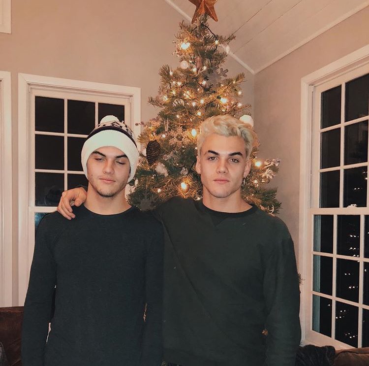 steenehh's tweet photo. when ur friend posts a pic bc THEY look good in it https://t.co/errUzBs8A3