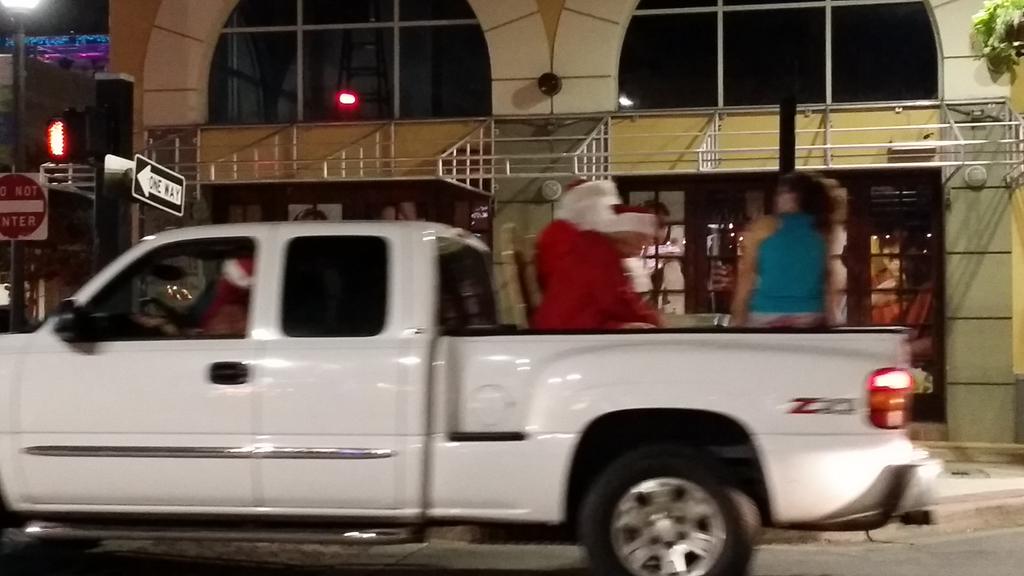 EthanAllenWeeks's tweet photo. Santa's in a hurry this year!  Making the rounds in West Palm Beach! https://t.co/zWru9aqa2m