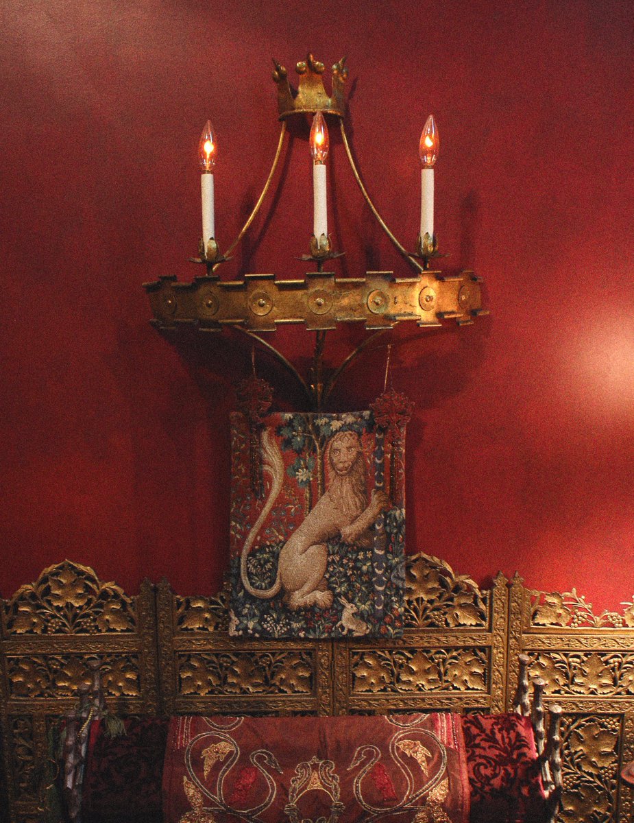 The gorgeous medieval-inspired lair of our art director Lisa Gill, who tells you how to make your own medieval sanctuary in our winter issue!
Subscribe at faeriemag.com/collections/su…