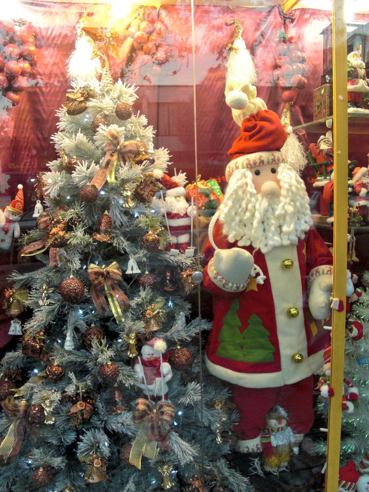 カフェバグダッド 9 25文フリ大阪i 35 36 イラン首都テヘランのミルザー シーラージー通りはキリスト教徒の店が多い クリスマスの季節には一層華やかさを増す 大多数のイスラム教徒と 葛藤を抱えながら共存してきた少数派の思いが感じられる サンタの