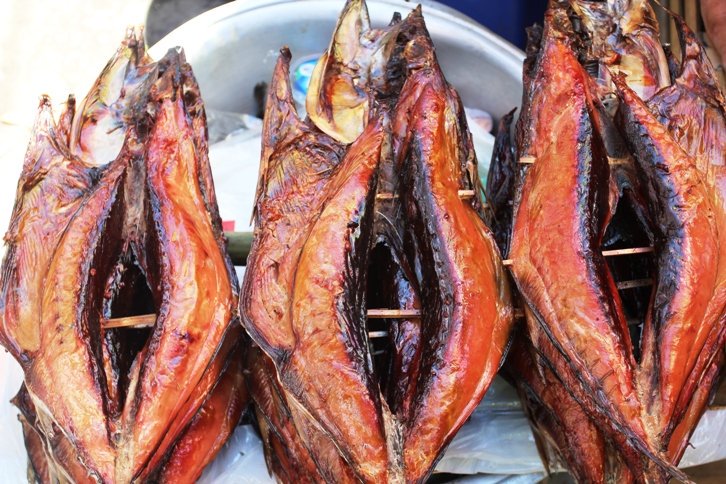 Ikan Asar khas Maluku yang lezat dengan cita rasa khas asap, disajikan sempurna dengan nasi hangat