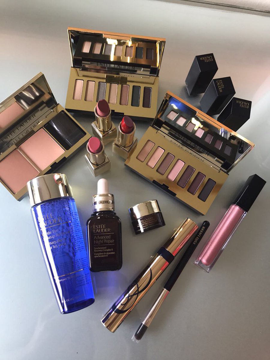 makeupinsiders's tweet photo. Si compras $45.000 en #esteechile + $55.900, te puedes llevar esta maleta que contiene 2 paletas de sombras, 3 labiales, 1 paleta de contorno, tratamiento y más! (ref $260.000) 
https://t.co/GtkDQkMcCH https://t.co/5DzNwGNPrz
