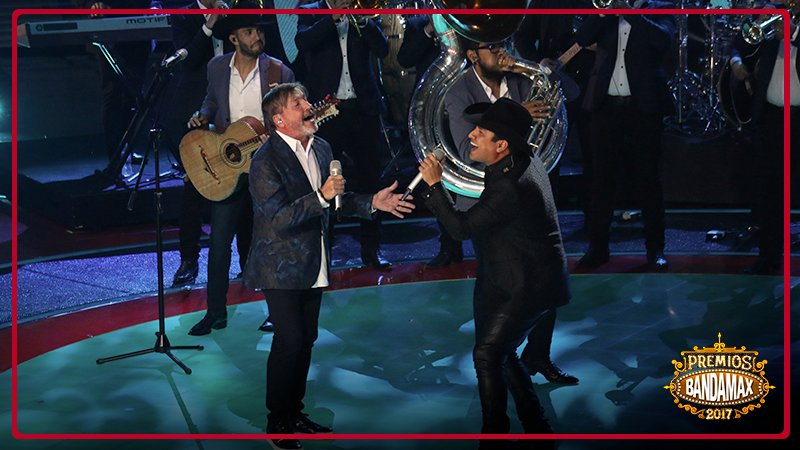 Continuamos en #PremiosBandamax. Revive los mejores momentos junto con <a href="/julionalvarez/">Julion Alvarez</a> y <a href="/montanertwiter/">Ricardo Montaner</a> 🎤