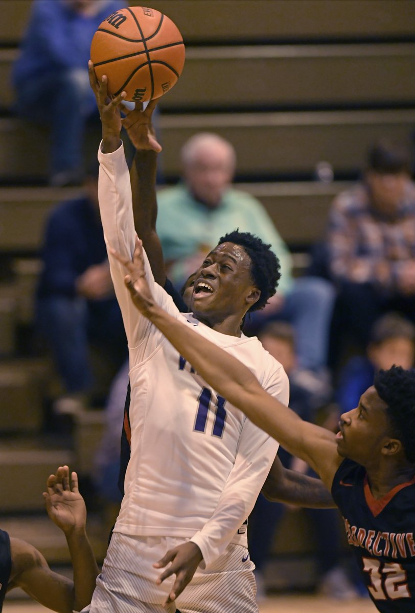 Pioneer_Press's tweet image. Dravon Clayborn proves that Niles North has multiple scoring threats in win over Lake Zurich trib.in/2kNNViw #PioneerSports