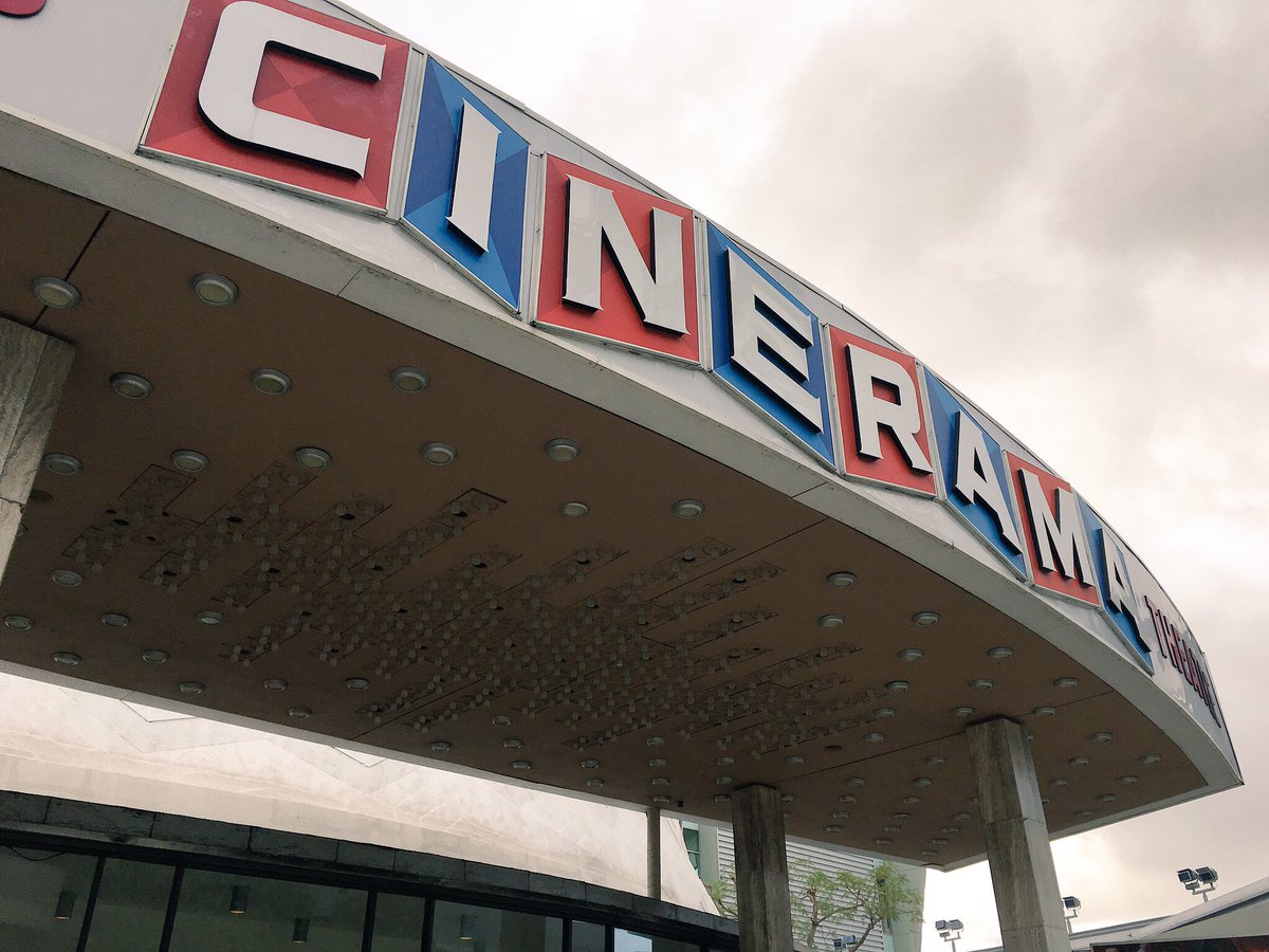 Seiji Okamura ハリウッドにあるアークライトシネマズのシネラマドーム 正面の大きなガラスドア から入場するのが気持ち良かったが 今は横にある勝手口のようなドアからしか入れない 売店で酒類を販売するようになったので正面から自由に出入りできない