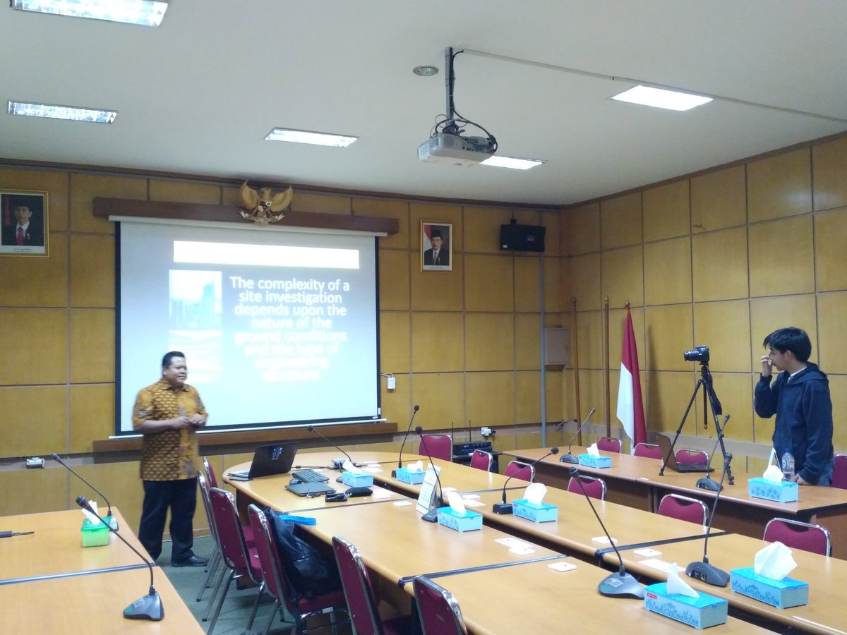 Jumat, 22 Des 2017
Bp <a href="/iassadisun/">imam a sadisun</a> menyempatkan waktunya utk memberikan kuliah online mengenai Geoteknik.

Kuliah online ini akan ditayangkan Di YouTube pada bulan januari 2018.