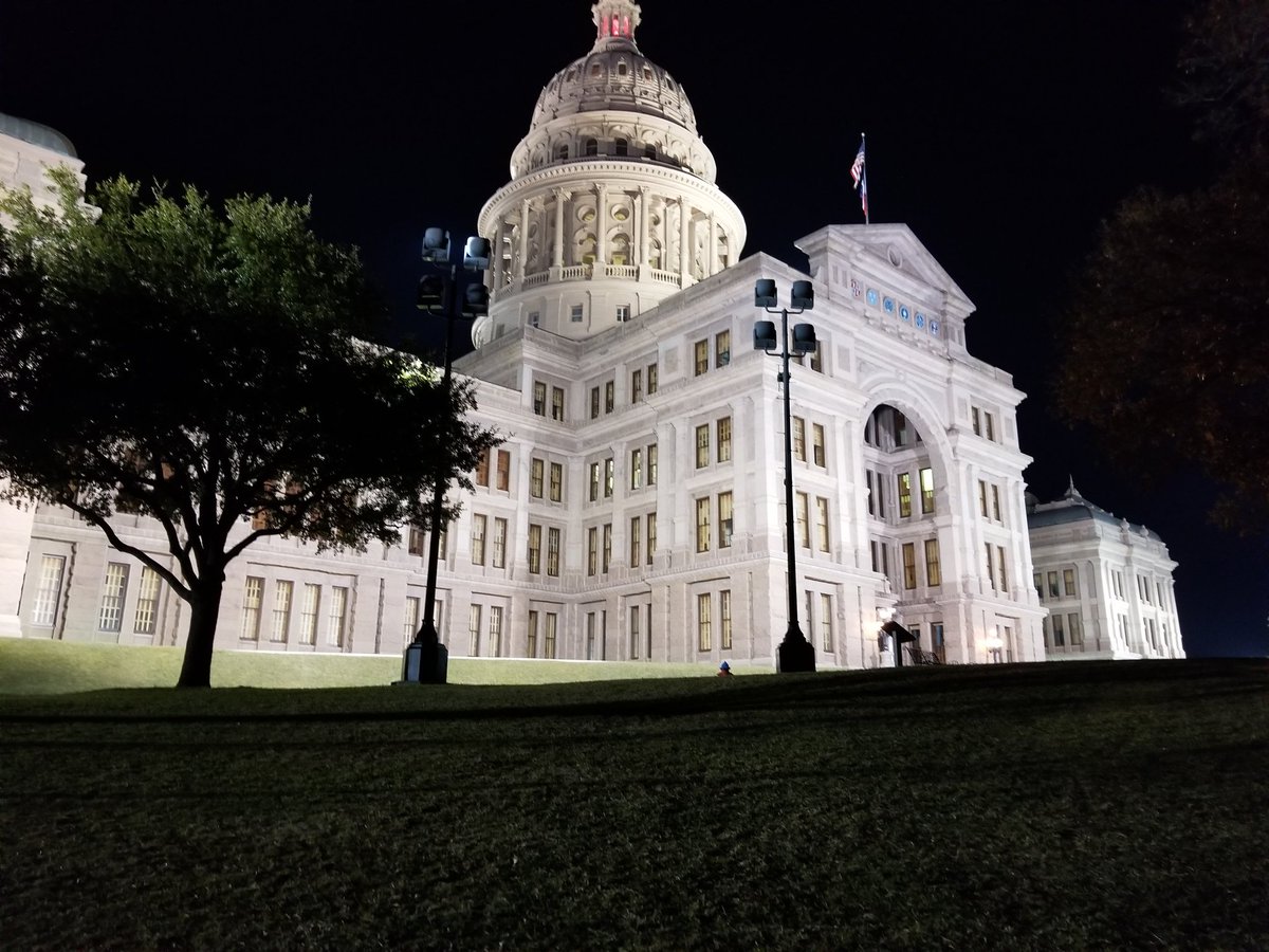 scottbraddock's tweet image. Sometimes I walk out here for really no reason at all. The Texas Capitol is just beautiful and belongs to poor children in east El Paso County as much as it belongs to a hedge fund manager who lives in Highland Park. God bless us all.
