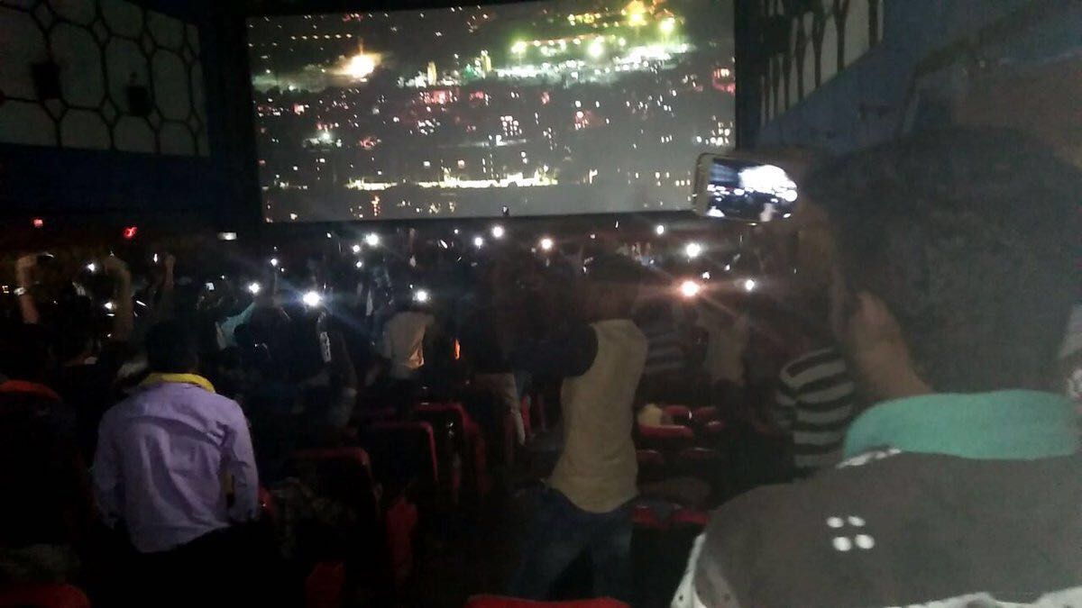 LMKMovieManiac's tweet image. இன்று FlashLight அடித்து மக்களால் கொண்டாடப்படும் #Velaikkaran இறுதிக் காட்சிகள் சென்ற ஆண்டு நடைபெற்ற ஜல்லிக்கட்டு போராட்டத்திற்கு முன்பாகவே இயக்குனர் @jayam_mohanraja - வால் எழுதி எடுக்கப்பட்டது. அவர் எழுதியது அப்படியே நடந்தது! பிரமிக்கத்தக்க ஒற்றுமை!