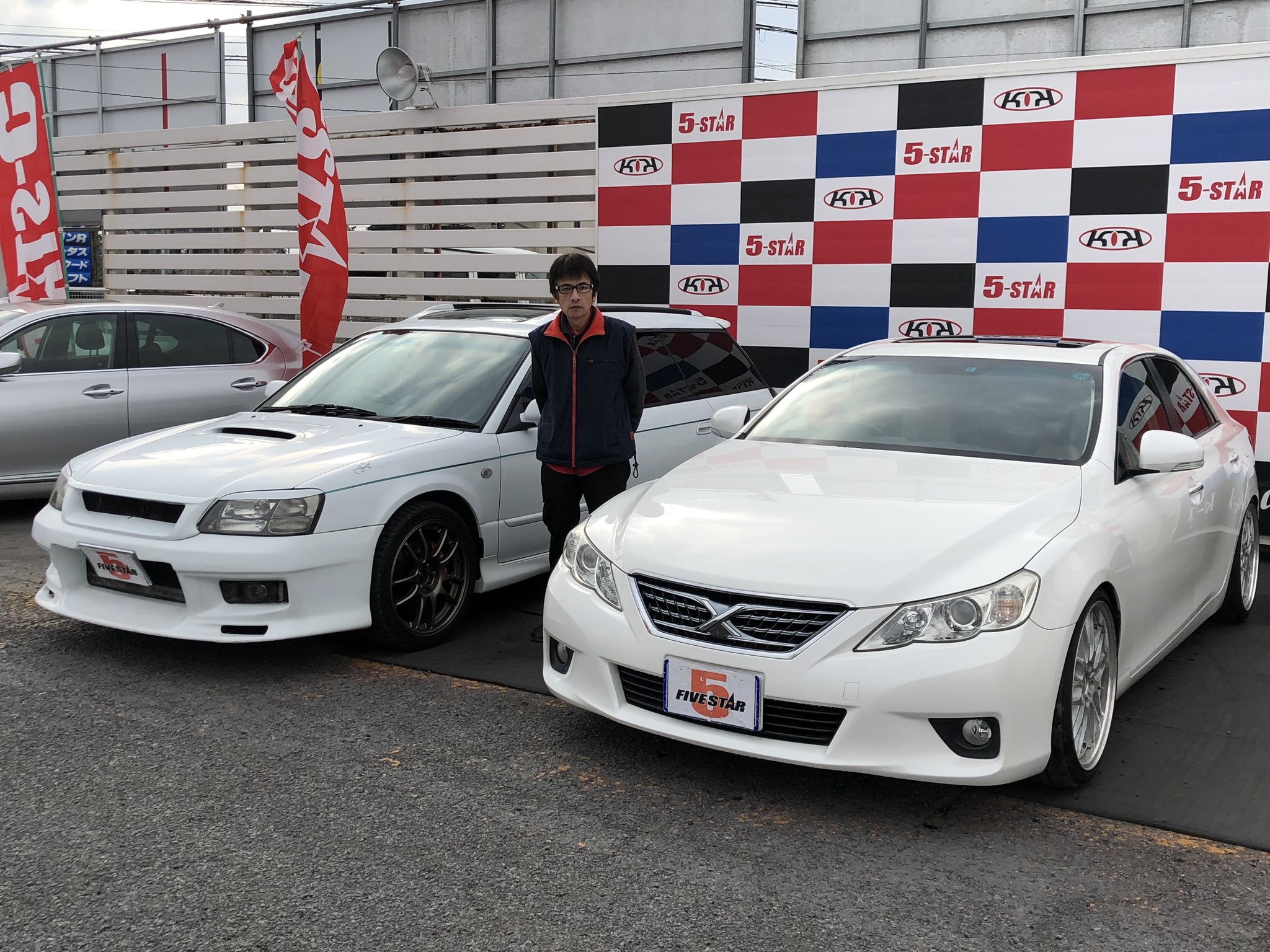 ファイブスター三郷店 本日ご納車のs様 誠にありがとうございました レガシィからマークxへの お乗り換え 喜んで頂けて 当店も嬉しい限りです 新しいお車で年末年始 存分に楽しんでください 中古車 クリスマス プレゼント 納車