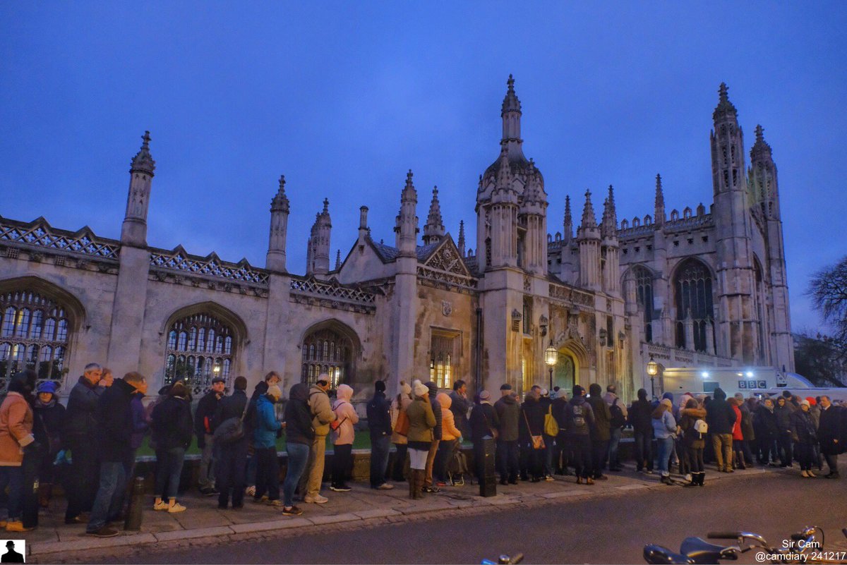 Cambridge, 7.35am, 24 December 2017. Not sunrise yet, but people already queuing for the #ChristmasEve service at King’s College Chapel. #9LC