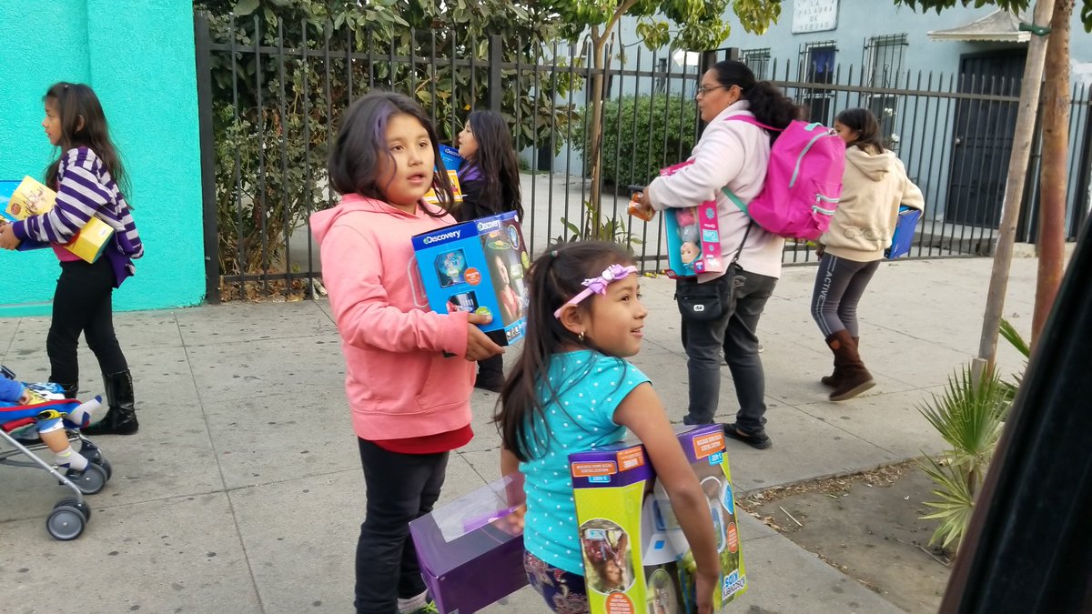 LAonCloud9's tweet photo. Children got a surprise while walking on the streets with their mom/dad. We pulled over and gave them toys for Christmas. It was nice to see them smile and how happy they got when we gave them the toys. #MerryChristmas #HappyHolidays #LAonCloud9 #SouthLA https://t.co/2YP8Mjpzj4