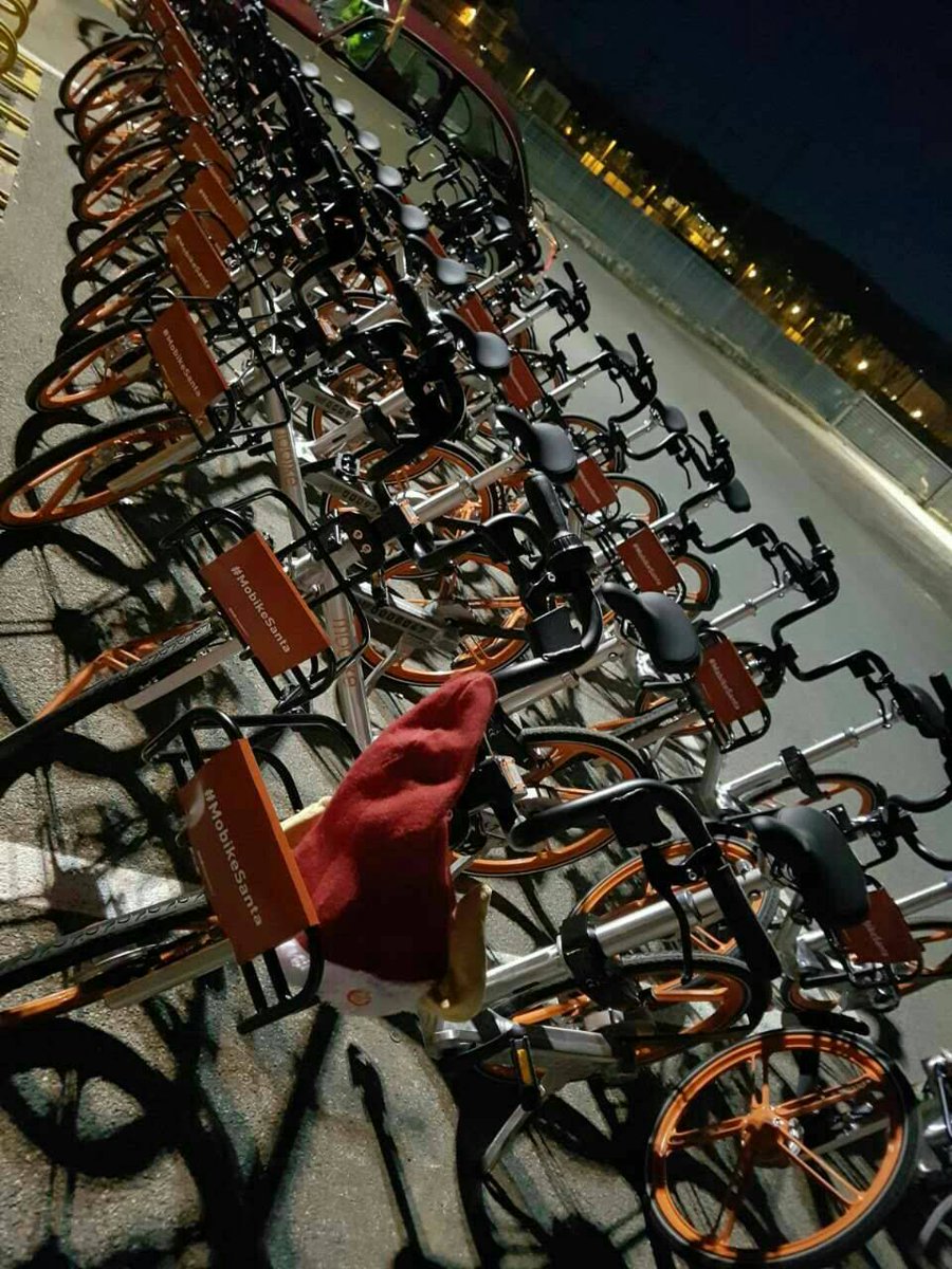 RideMovi's tweet photo. Parte tra pochi istanti la 7° Pedalata di #BabboNatale a #Bergamo organizzata da Aribi FIAB a cui quest'anno partecipa anche #Mobike! Durante tutta la giornata utilizzo gratuito per i #Mobikers!! 🎅🎁🚲#MobikeSanta #MobikeMovement https://t.co/rCJlzrFhNl