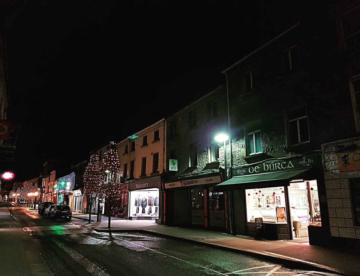 DeBurcaButcher's tweet photo. Early start.
Oíche Nollaig. 
Christmas Eve 🎄

#MainSteet #Castlebar #Mayo 
#Christmas #deburca https://t.co/ipz4mgoHnX