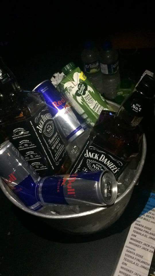 erylisandra2's tweet photo. Comecei 🍻💃
Na melhor companhia #Preto ❤ https://t.co/PZs7NyLSRz