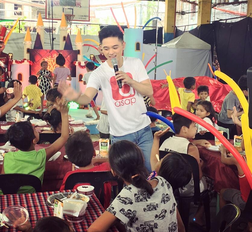 jereeemeh's tweet photo. "You have two hands, One to help yourself, and another one to help Others."

"Rise up by helping"

#ASAPGivesBack Later with @VoiceTeensJer ! ❤ JustLove! 💚💙 https://t.co/QvJJZv3LYB