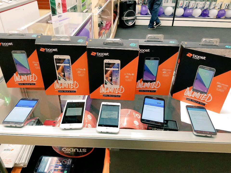 Mel_Marceco's tweet photo. @wgmultiservices just bonding 2 different families of 5 for #MobileLife! #SamsungIsWinning #BiggerIsBetter #5for100 #BestFamilyPlanEver #MarcecoOwnsEveryMile #ByeByeMetro #HelloBoostMobile @Jeff_Mosbauer @MW_Marceco @MarcecoSales @MichelleFikesOK @DennisDesmith @NinjaQris https://t.co/O2LOaQNCF4