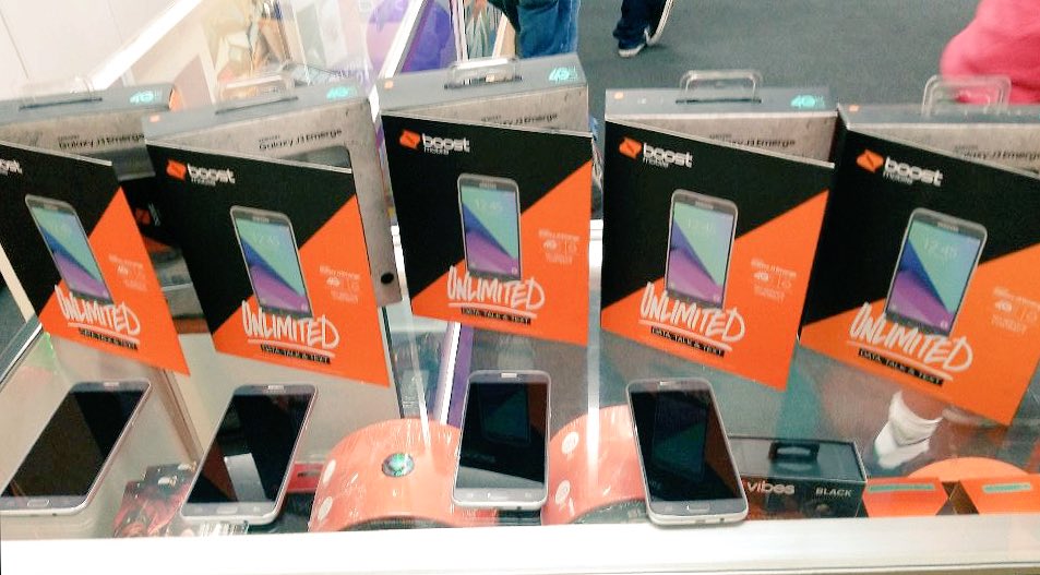 Mel_Marceco's tweet photo. @wgmultiservices just bonding 2 different families of 5 for #MobileLife! #SamsungIsWinning #BiggerIsBetter #5for100 #BestFamilyPlanEver #MarcecoOwnsEveryMile #ByeByeMetro #HelloBoostMobile @Jeff_Mosbauer @MW_Marceco @MarcecoSales @MichelleFikesOK @DennisDesmith @NinjaQris https://t.co/O2LOaQNCF4