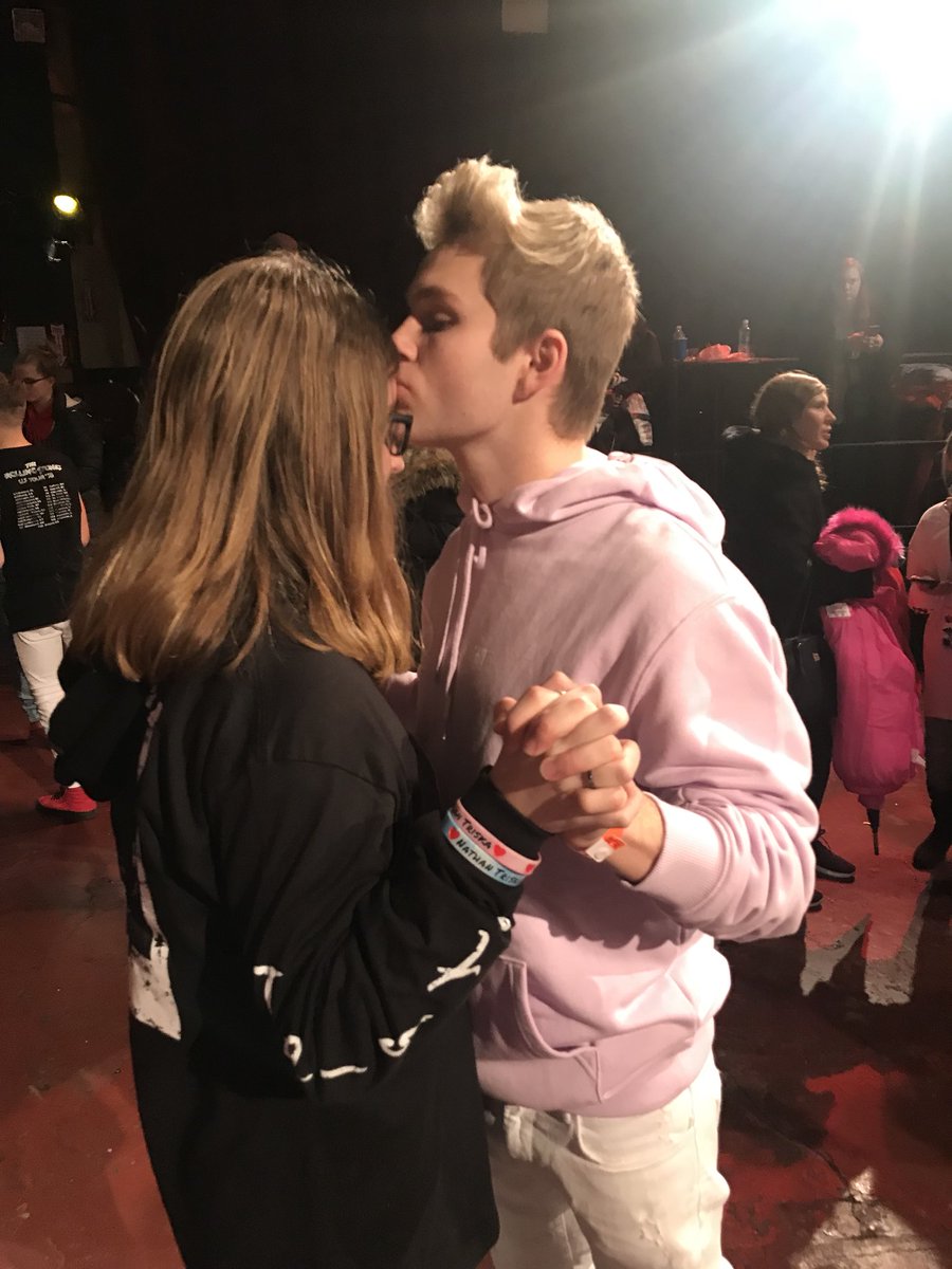 emmatrippie1's tweet photo. 😭❤️ @DigiTour @NathanTriska @BlakeGray @RazzlezBeast @SimonBritton #digitourwinter #digitour best day ever 😭❤️❤️❤️ https://t.co/pxfSyWghdd