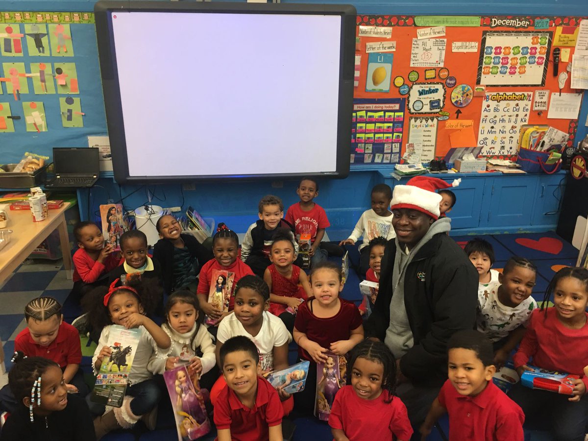 sherwingee1's tweet photo. Diversity Unity Block Association and NYPD Patrol Borough Bronx and Auxiliary Unit distributing the toys to PS 65 kids affected by Domestic Violence and Birch Family Services(Pelham Bay) kids with Autism. https://t.co/rrPjuMTvLs