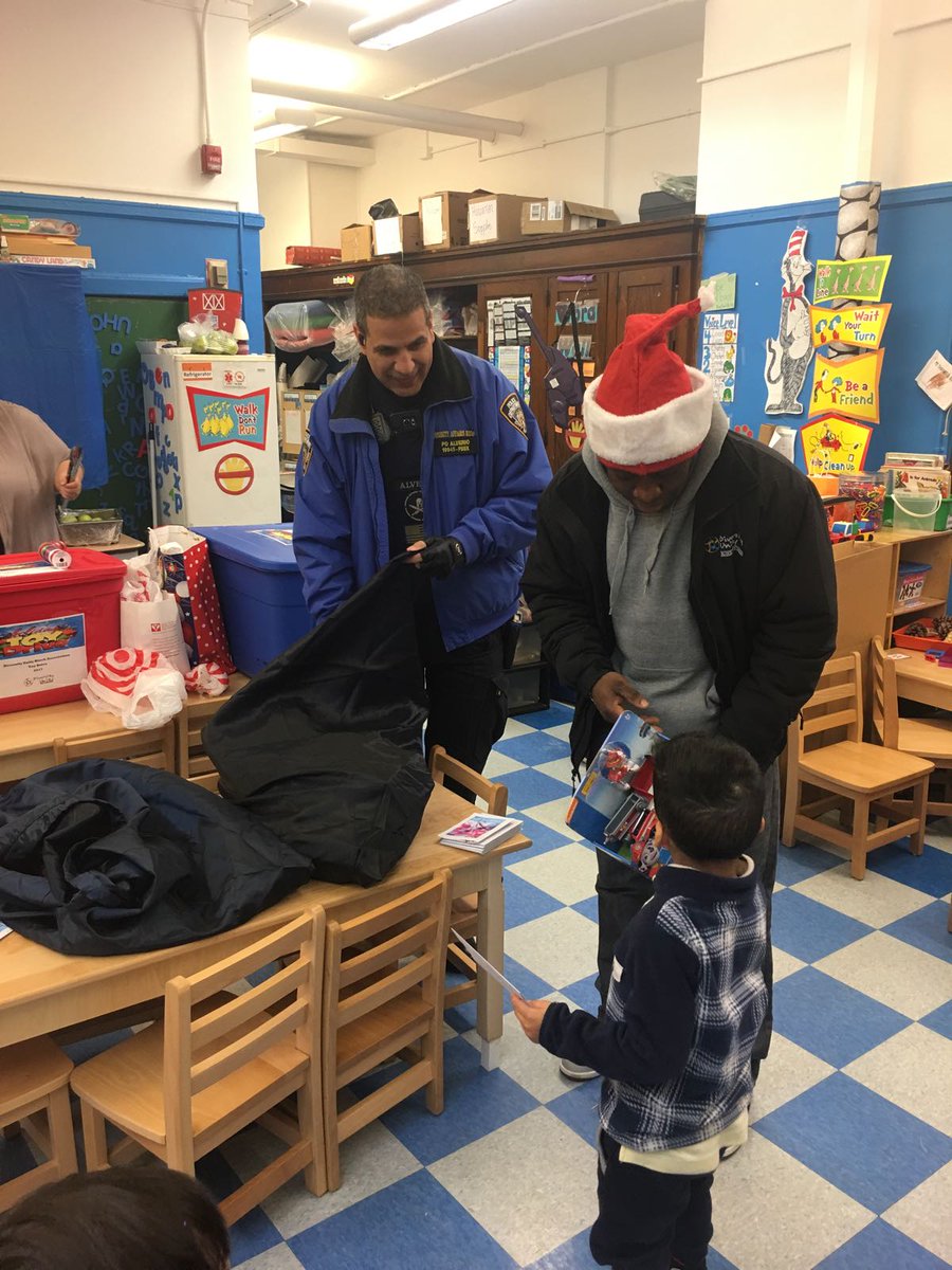 sherwingee1's tweet photo. Diversity Unity Block Association and NYPD Patrol Borough Bronx and Auxiliary Unit distributing the toys to PS 65 kids affected by Domestic Violence and Birch Family Services(Pelham Bay) kids with Autism. https://t.co/rrPjuMTvLs