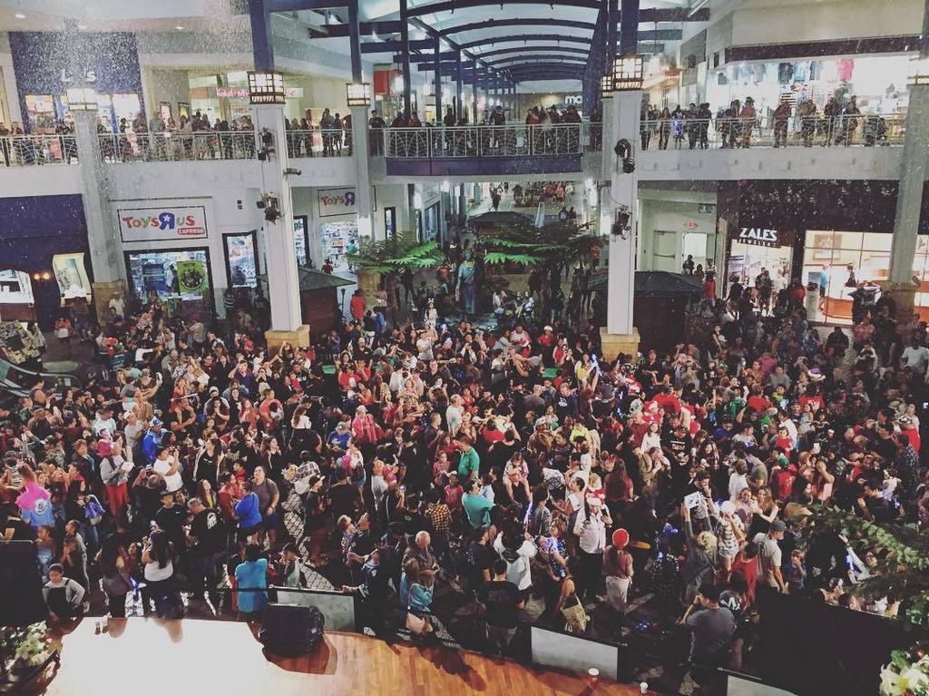 QKCMaui's tweet photo. Snow is 🎅🏾HO-HO-HO-ver after tonight! ❄️ Huge M A H A L O to everyone who came out to see our 🏆 award winning #QKCSnowfall⛄️Have a Beautiful &amp; safe Holiday everyone!! Keep sharing those phots 📸 .
.
.
#ShopQKC#DineQKC#PlayQKC https://t.co/OjcaZhahxB