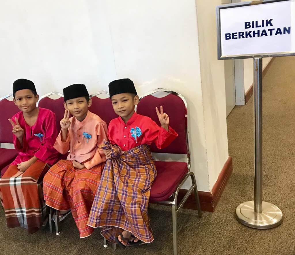 maepsserdang's tweet photo. Ribuan Terima kasih Dato' Dr. Hj. Mohamad Satim Diman (Chairman MCSB) dan Isteri Datin Norayahati Mohd Yusoff kerana sudi memilih MAEPS sebagai venue Majlis Berkhatan Perdana.

Selamat Berkhatan adik adikk 😉
Semoga cepat sembuh 🌹 https://t.co/XRkTDYbiYU
