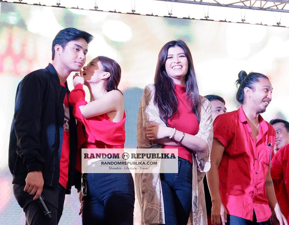 RandomRepublika's tweet photo. Random #McLisse moments yest at the #MMFFParade2017 finale. #McCoyDeLeon and #ElisseJoson w/ #CocoMartin, #BenjManalo, #KylieVerzosa, #PJEndrinal, #MarielDeLeon, #JakeCuenca, #AwraBriguela,& other #AngPandayMovie child stars. | #AngPanday2017 #AngPandayMMFFParade #AngPandayMMFF https://t.co/Jp6fCXEGZu
