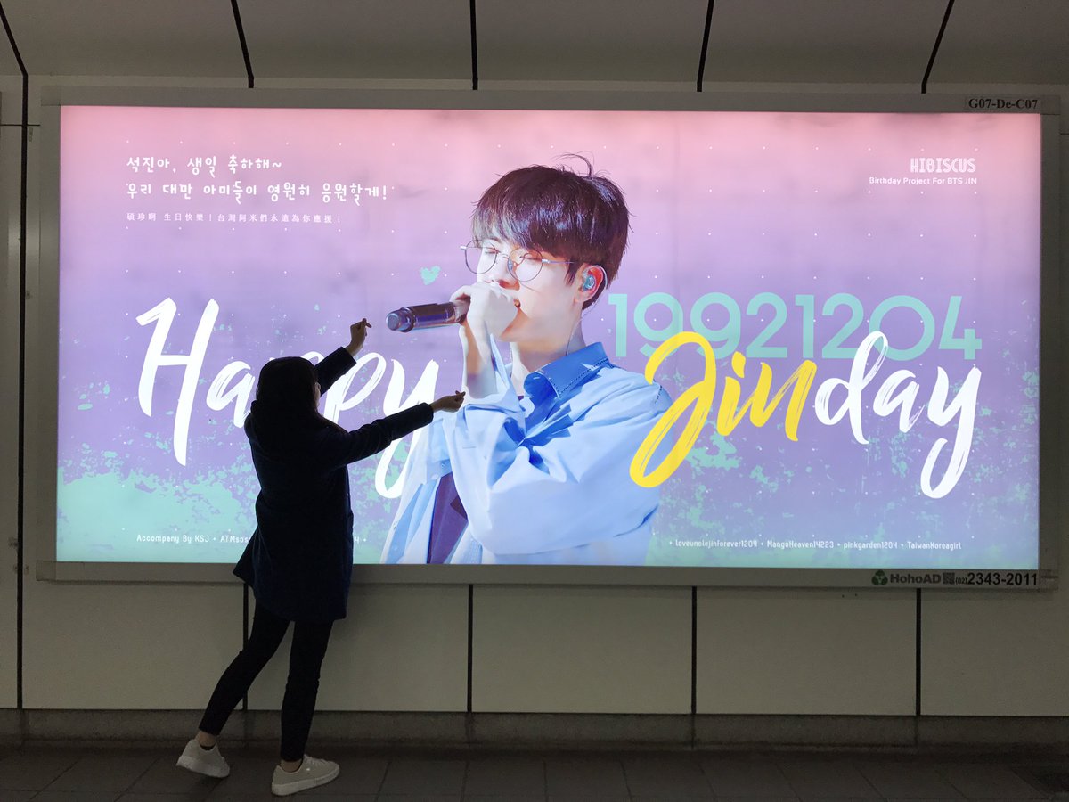 taehohae_'s tweet photo. 很美很喜歡
謝謝用心❤️❤️
感覺一秒到了韓國一樣哈哈哈
@dimensions_v @JinHibiscus @Varadise1230 @BTS_twt 
#HAPPYVDAY #HappyTaehyungDay https://t.co/MoOz9ZwS2t