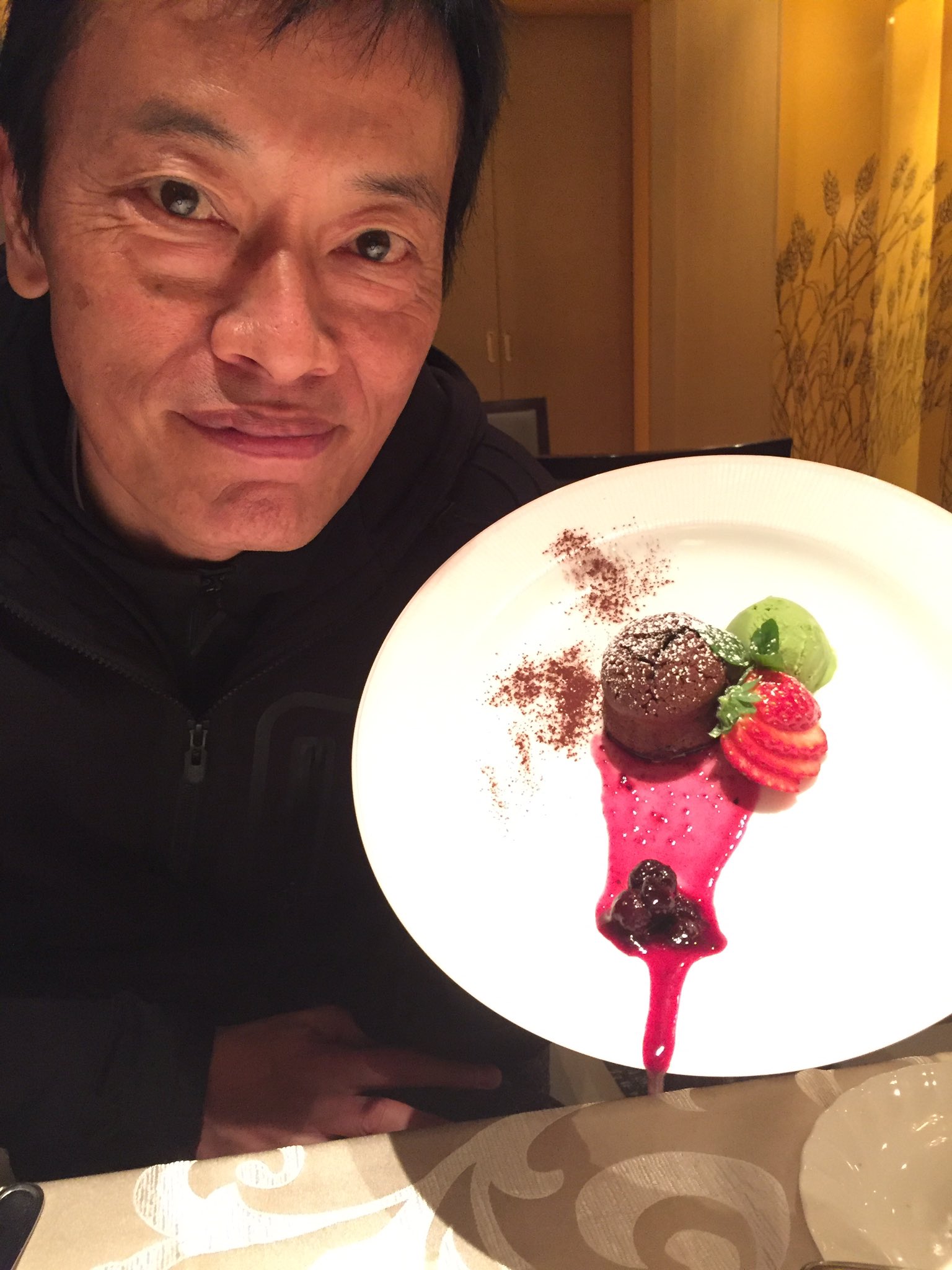 遠藤憲一公式 遠藤です よかれと思って斜めにしたらソースが垂れまくってました 遠藤憲一公式 遠藤です よかれと思って斜めにしたらソースが垂れまくってました