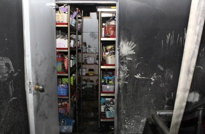 건물주 이모 씨(53)는 '손님들이 목욕용품을 도난당할 수 있다고 민원을 제기해 비상구 문을 잠그고 철제 수납장을 놓았다'고 
말했다

돈 들여 락카 만들기 싫어서 저 공간에
저래놓고 외부 도난 핑계대기는
안에서도 훔쳐가니 요샌  다 락카 있는데