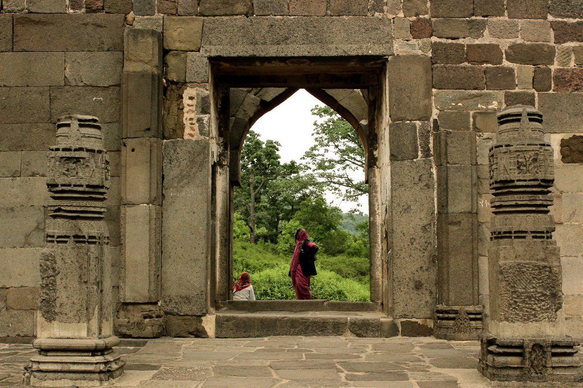 TravelBTW's tweet photo. The door that has witnessed the generations of prosperity and ruins. The centuries of secrets buried deep within, it has stood the rest of the times.#TravelBTW #Daulatabad #Time #Secrets #History #BharatMataTemple https://t.co/uNCJF5Jx72