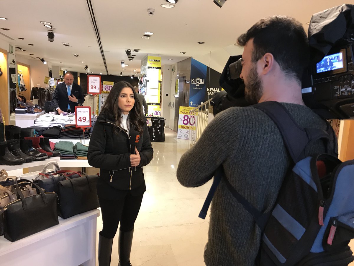 Punto_PR's tweet photo. Bağdat Caddesi’nde ünlü markaları her ay farklı konseptlerle ve yüzde 80’e varan indirimlerle biraraya getiren Ribozone’un bu ayki teması yılbaşı 🎉🎊🎁🎈#Atv #Haftasonu Sabah Haberleri Ribozone’dan #canlı yayında 👏🏼👏🏼#indirim #yılbaşı #alışveriş #puntopr #hediye https://t.co/KTV0nZygLE