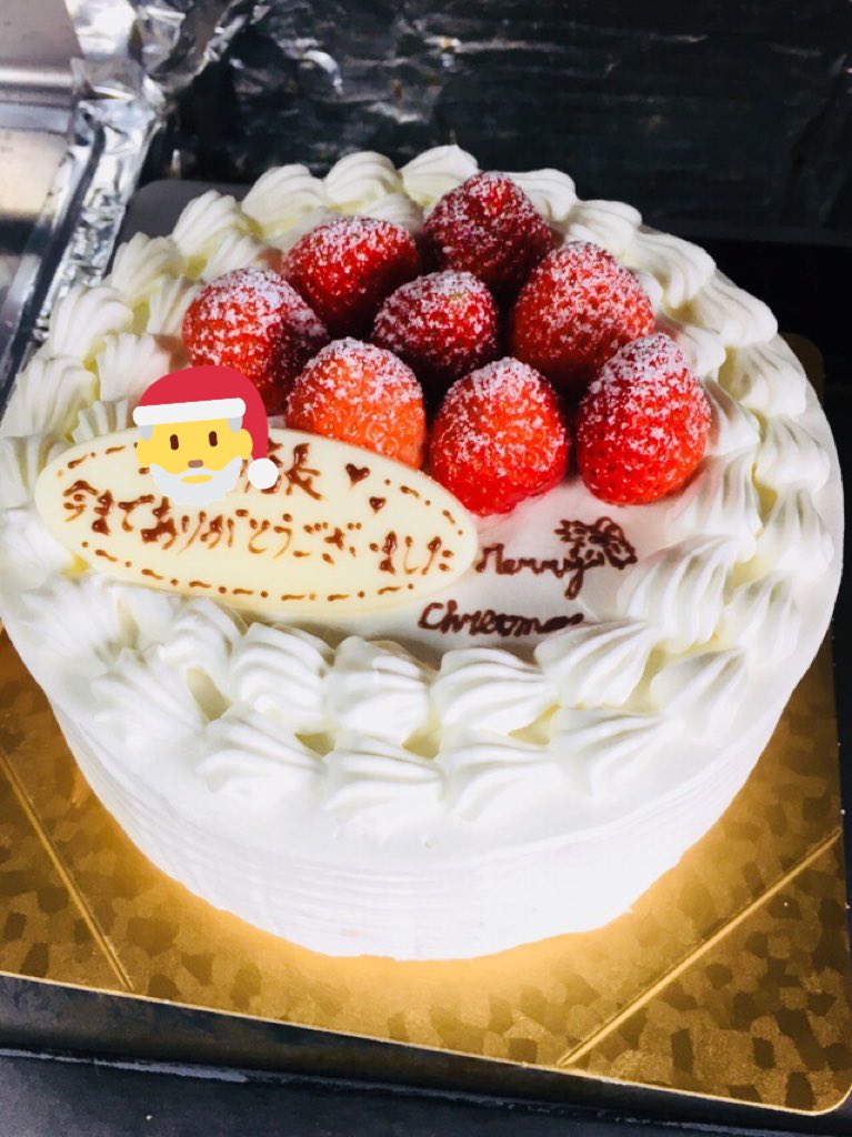 SweeetTRT's tweet photo. クリスマスイブだけどバイト♪
家用のクリスマスケーキと店長が今日で最後なのでそのためのケーキ
#クリスマスくりえいてぃ部 
#MerryX'mas https://t.co/nqBuiNdq53