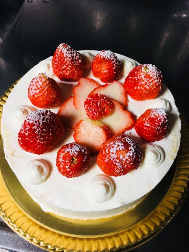 SweeetTRT's tweet photo. クリスマスイブだけどバイト♪
家用のクリスマスケーキと店長が今日で最後なのでそのためのケーキ
#クリスマスくりえいてぃ部 
#MerryX'mas https://t.co/nqBuiNdq53