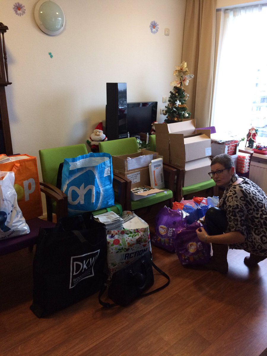cairnwizzy's tweet photo. Gisteren de kerstpakketten voor de bewoners van @LaurensZorg dijkveld ingepakt,deze kerstman gaat vandaag een feestje bouwen en alles rondbrengen! Trots op al die sponsors die weer hebben meegewerkt en klein beetje op onszelf😉 Hohohoho 🎅🏻🎅🏻🎅🏻 https://t.co/AZd93oq70s