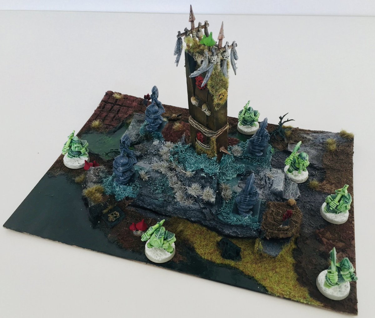 Scriboman1985's tweet photo. First attempt at scenery/mini diorama. An ancient dwarven stronghold, overrun by orcs and goblins, desecrated with a Gorka Morka totem, then reconquered and guarded by spirits of fallen warriors. https://t.co/35Up1WNoEf