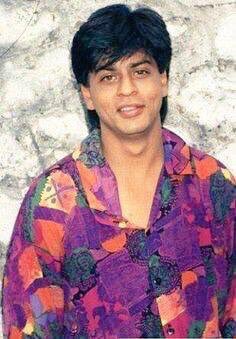 rshah2611's tweet photo. King Khan @iamsrk looking absolutely adorable โบ๏ธโค๏ธ in this behind the scene picture from #24YearsOfClassicDarr #24YearsOfDarr https://t.co/scEhaZOEmJ