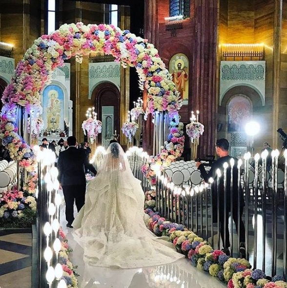 Weddingmagazine's tweet photo. When a billionaire marries a social media superstar, it looks a little something like this: https://t.co/MUI5KfNvnu https://t.co/WKN6EJ8y23