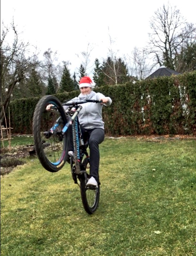 JaneZinni's tweet photo. Frohe Weihnachten, Leudde ! Lasst euch reich beschenken, genieรt die Zeit mit der Familie und haut schรถn rein beim Weihnachts(fr)essen :D
Ach ja; esst fรผr @riecktheboss mit, die arme Sau ๐๐
#Xmas #Ymas #Zmas #FragtNicht https://t.co/qFMyf3Pyv1